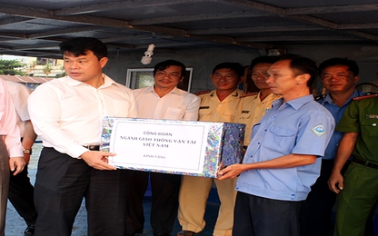 Chủ tịch CĐ GTVTVN thăm hỏi cán bộ điều tiết giao thông tại cầu Ghềnh