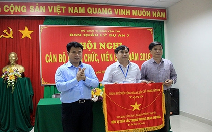 Ban quản lý dự án 7 đón nhận Cờ thi đua của Chính phủ