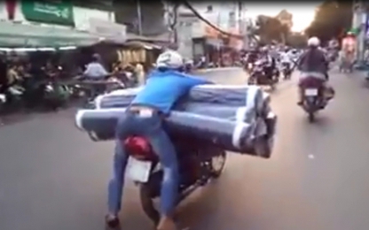 Kiểu chở hàng 'bá đạo' chỉ có ở Việt Nam