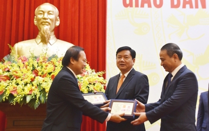 Bộ TT&TT tặng Bộ GTVT bức tượng đồng Chủ tịch Hồ Chí Minh