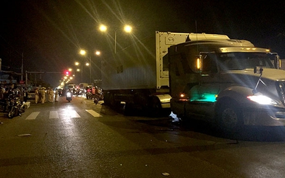 Né CSGT 2 nam thanh niên lao vào xe container tử vong