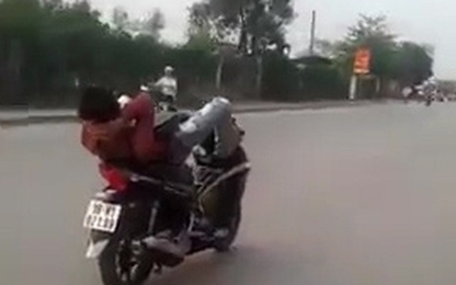 "Quái xế" nằm ngửa, dùng chân lái xe vù vù trên đường