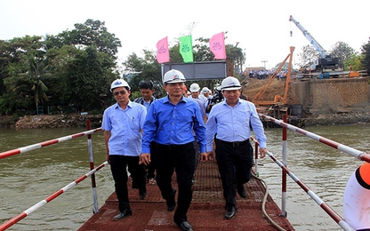 Bộ trưởng GTVT Trương Quang Nghĩa trực tiếp kiểm tra tiến độ xây cầu Ghềnh