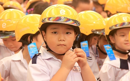 Trao tặng gần 4.000 mũ bảo hiểm cho học sinh quận Gò Vấp