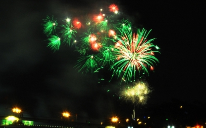 Hàng ngàn người mãn nhãn với màn pháo hoa rực sáng bầu trời