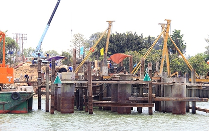 Hối hả trên công trường xây dựng cầu Ghềnh nối thông đường sắt Bắc-Nam