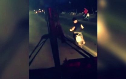Thanh niên phóng xe máy tạt đầu ôtô suốt 10 km trên quốc lộ