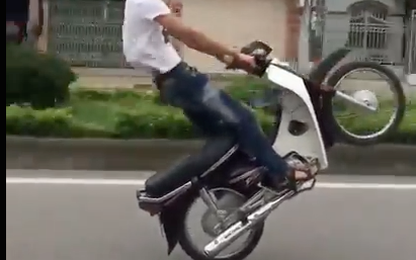 Quái xế bốc đầu xe máy chạy hàng cây số