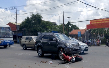 Băng qua đường cụ ông bị ô tô 7 chỗ đâm tử vong
