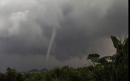 Hy hữu: Xuất hiện vòi rồng khổng lồ ở Quảng Ninh