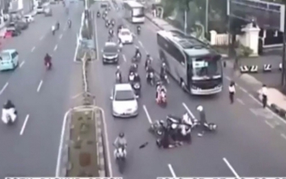 Cắt ngang qua đường, xe máy gây tai nạn liên hoàn