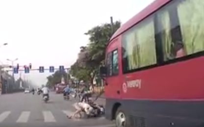 Hà Nội: Đang dừng đèn đỏ, người phụ nữ bị xe khách hất tung