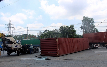 TP.HCM: Xe container lật chổng vó, người đi đường hú hồn