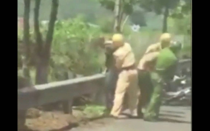 [Video] 3 Cảnh sát khống chế 2 thanh niên ngổ ngáo vi phạm giao thông