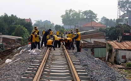Thông tuyến đường sắt Bắc - Nam, tạm ngừng chạy tàu ngoại ô Sài Gòn