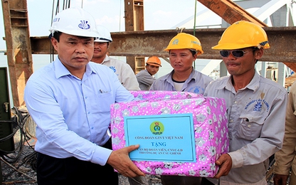 Chủ tịch Công đoàn GTVT Việt Nam thăm, tặng quà công nhân cầu Ghềnh