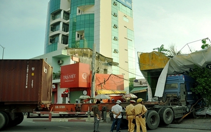 TP.HCM: Nổ bánh xe, container quậy tưng bừng tại trung tâm thành phố