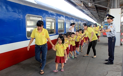 Hơn 100 em nhỏ khám phá tuyến tàu ngoại ô Sài Gòn – Bình Dương
