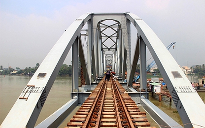 Cảnh công nhân đội mưa khẩn trương nối thông tuyến đường sắt Bắc-Nam
