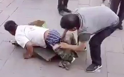 Bóc mẽ trò giả người tàn tật để ăn xin