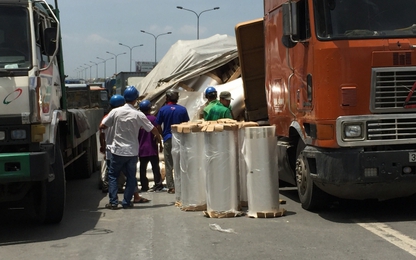 Hoảng hồn vì hàng tấn ni-lon trên container làm rơi xuống QL 51