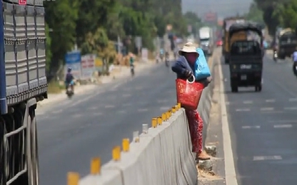 Người dân leo dải phân cách, tạt đầu ôtô giữa quốc lộ