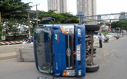 Xe tải lật chổng vó trên cầu Sài Gòn, giao thông ùn tắc nghiêm trọng