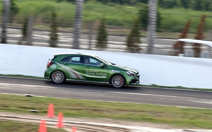 600 nhà báo, khách hàng được Mercedes-Benz huấn luyện lái xe an toàn