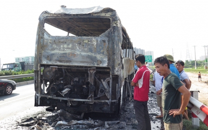 Xe chở 22 khách bốc cháy trên cao tốc Pháp Vân - Cầu Giẽ