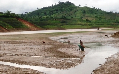 Đắk Lắk: Dân bị cô lập do nước cuốn trôi cầu