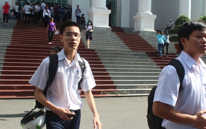 Gần chục tân cử nhân Sư phạm TP HCM nhận bằng tốt nghiệp lỗi