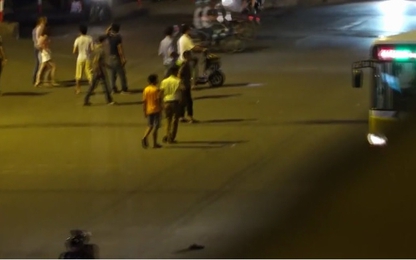 'Cò' xe nhảy ra giữa đường bắt khách, bị cảnh sát xử phạt