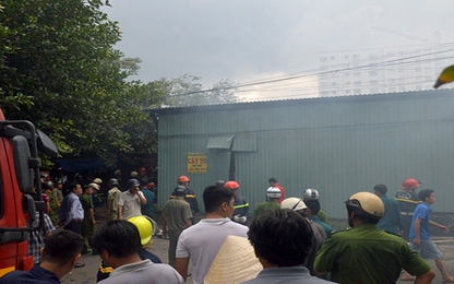 Cháy dữ dội tại công ty sản xuất giấy, khu dân cư náo loạn