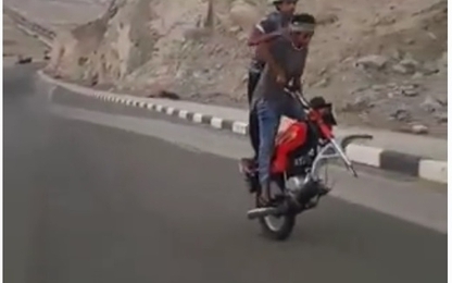 Hai cậu nhóc bốc đầu xe máy không bánh trước