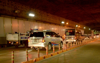 TP.HCM: Ô tô đâm liên hoàn trong hầm sông Sài Gòn, giao thông kẹt cứng