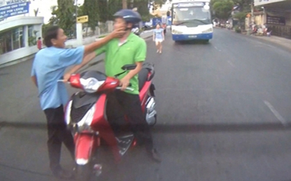 Tài xế đánh gục thanh niên đi SH bỏ chạy sau va quẹt