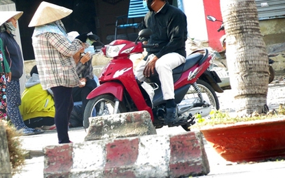 Tại sao vé tàu khan hiếm nhưng “cò vé” vẫn bao sân?