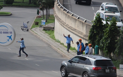 Xe dù sân bay: Nhẹ tay xử phạt, ngày càng biến tướng