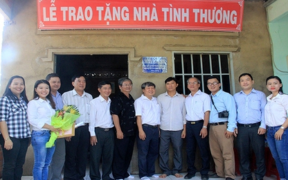 Ban ATGT TP.HCM tặng nhà tình thương cho nạn nhân tai nạn giao thông
