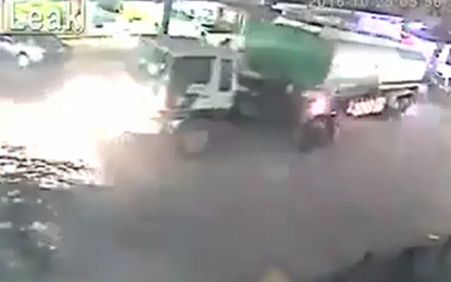 [Clip] Kinh hoàng xe bồn chở xăng nổ như bom trên phố
