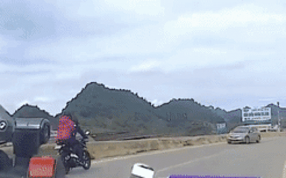 Phượt thủ chở bạn gái chạy bạt mạng ngược chiều rồi tông dải phân cách