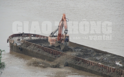 Giật mình với lý lịch tàu "khủng" đổ "núi" chất thải xuống sông Hồng