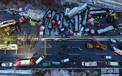 Clip hiện trường vụ tai nạn 56 ôtô đâm liên hoàn, 17 người thiệt mạng