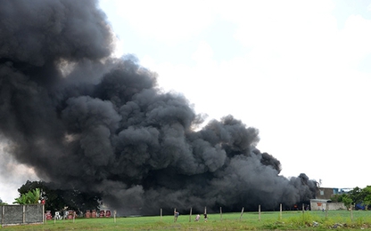 TP.HCM: Bà hỏa thiêu rụi xưởng mũ bảo hiểm