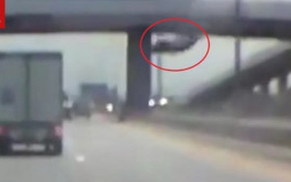 Khoảnh khắc xe ô tô rơi từ một cây cầu