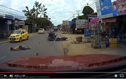 Ôtô phóng ẩu, húc ngã xe máy rồi tăng ga bỏ chạy