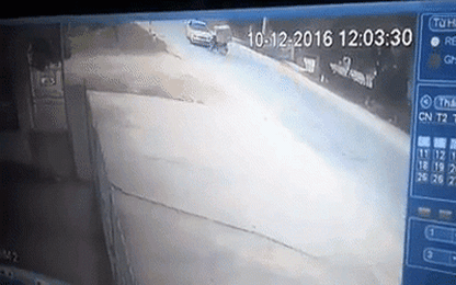 Clip kinh hoàng ô tô lấn làn tông văng xe máy