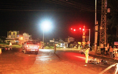 Chở mẹ dừng đèn đỏ, người phụ nữ bị ô tô tông chết