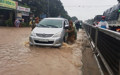 Bình Định: CSGT chủ động giúp dân an toàn trong lũ dữ