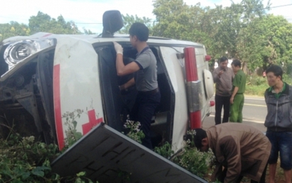 Kon Tum: Xe cứu thương gặp nạn trong lúc chuyển bệnh nhân đi cấp cứu